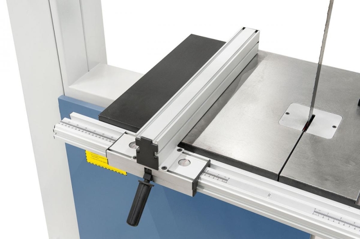 Leicht verstellbarer Aluminium- Anschlag mit Schnellklemmung, Ablesung der mm-Skala über eine Lupe.