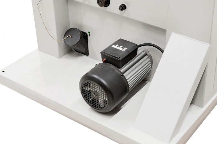 Durchzugsstarker Antriebsmotor auch bei längerem Betrieb, optimale Späneabfuhr durch den Absaug-stutzen diam. 100 mm.