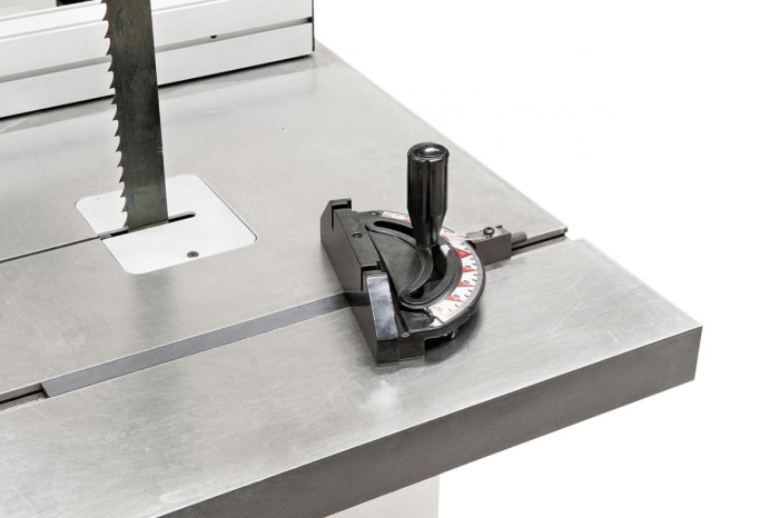 Der serienmäßige Gehrungs-anschlag ist von -60° bis +60° verstellbar und wird in der T-Nut des Arbeitstisches geführt.