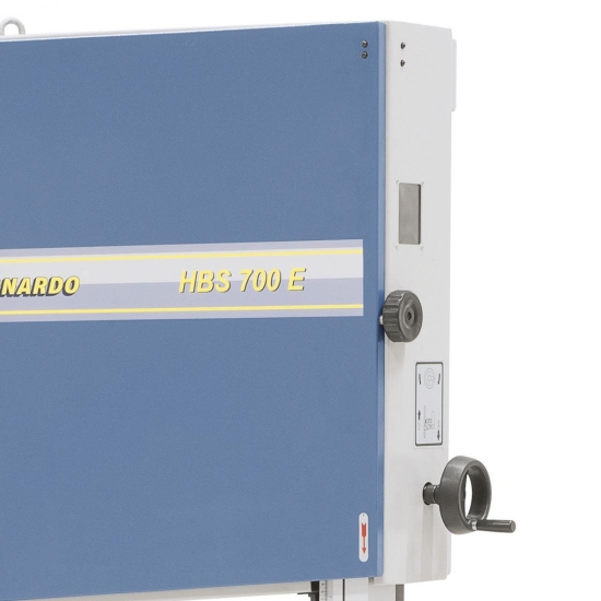 Sichtfenster für Bandlauf und Schnitthöhenverstellung an der Stirnseite