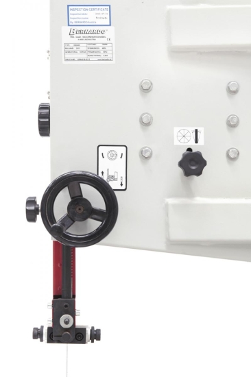 Ergonomisch angebrachte Handräder zur Einstellung der Blattspannung bzw. Schnitthöhe an der Rückseite der Maschine