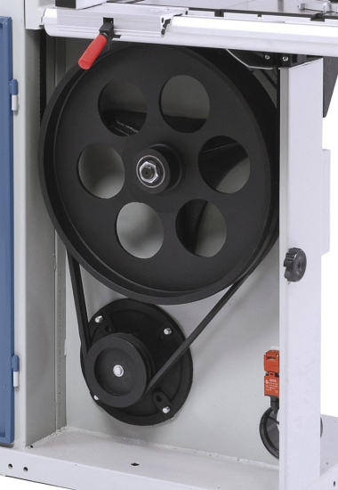 Die robuste Keilriemenscheibe und der hochwertige Keilriemen sorgen für eine optimale Kraftübertragung vom Motor