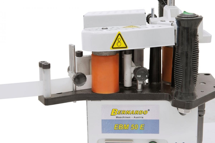 Das einstellbare Führungssystem erlaubt die Verwendung von Kantenstärken von 0,3 – 3,0 mm und Kantenhöhen von 10 – 55 mm