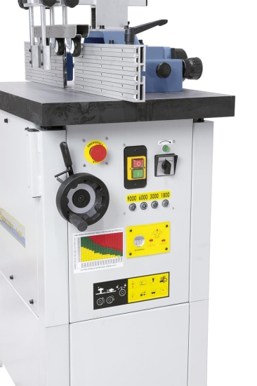 Alle wesentlichen Schalt- und Bedienelemente sind auf der rechten Maschinenseite angeordnet.