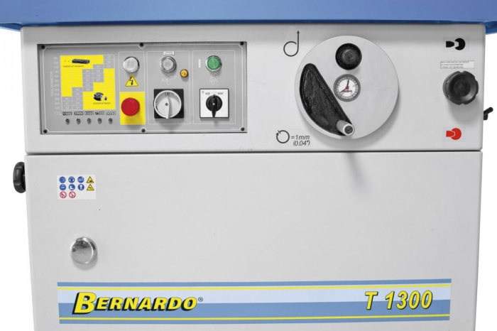 Alle Bedienelemente sind an der Frontseite der Maschine angeordnet.