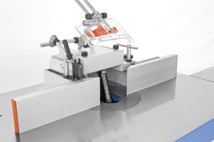 Die nach hinten schwenkbare Frässpindel hat folgende Vorteile: Optimaler Einsatz eines Vorschubapparates, ein Maximum an Sicherheit und ein sauberes Fräsbild.