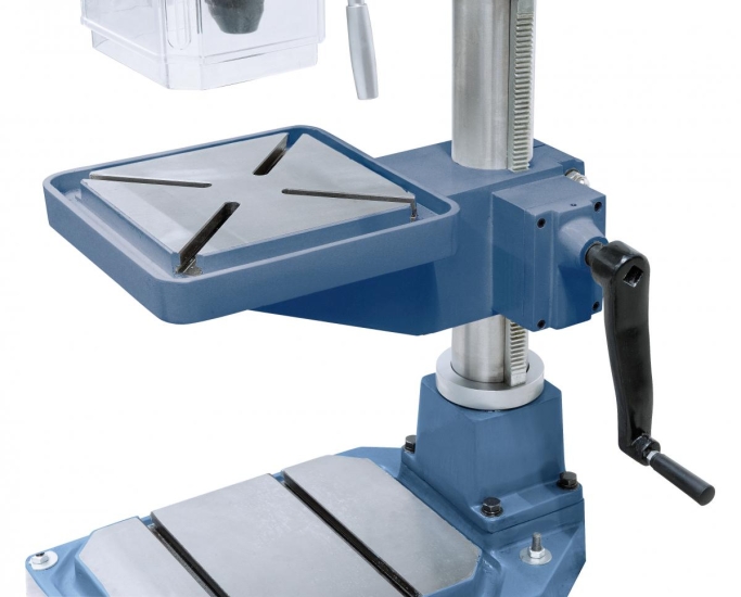 Geschliffener Arbeitstisch mit diagonal verlaufenden T-Nuten.