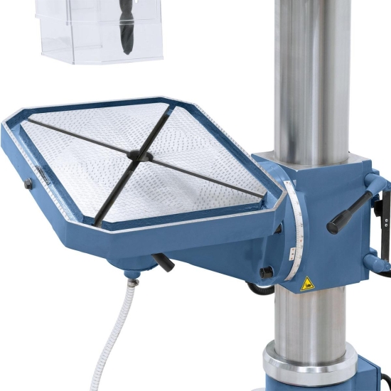 Der großzügig dimensionierte Bohrtisch ist von -45° bis +45° schwenkbar sowie drehbar.