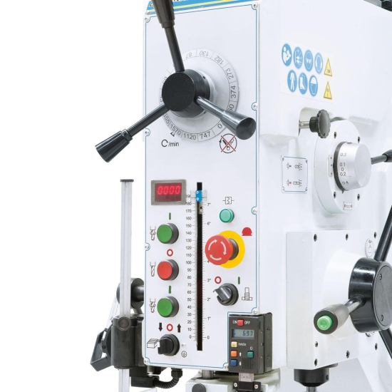 Massiver Getriebekopf mit ergonomisch angebrachten Schalt- und Bedienelementen. Digitalanzeigen für Bohrtiefeneinstellung und Drehzahl sind serienmäßig enthalten.