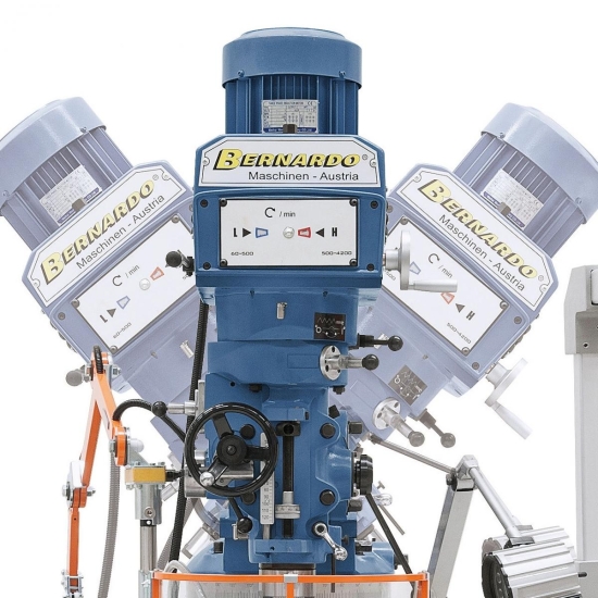 Schwenkbarer Spindelkopf von -90° bis +90° für vielseitigste Bearbeitungsaufgaben