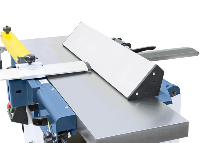 Durch die lange Auflagefläche erlaubt der aus Aluminium bestehende Abrichtanschlag eine Präzisionsbearbeitung von großen und schweren Werkstücken.