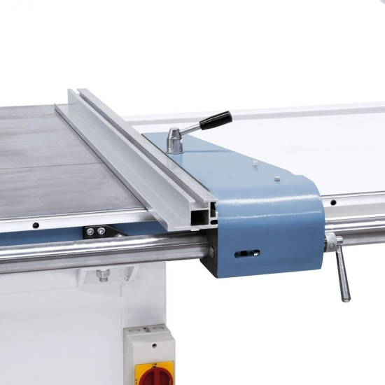 Der Parallelanschlag mit stabiler Rund- stangenführung ist für Schnittbreiten bis 1300 mm verwendbar.