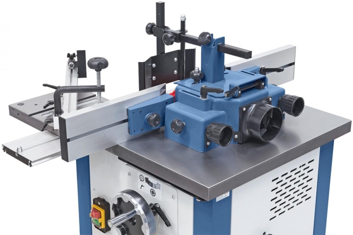 Die Fräserschutzhaube ist mit einer Feineinstellung ausgestattet. Die Späneabfuhr erfolgt durch den integrierten Absauganschluss.