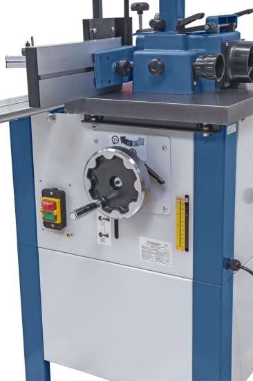 Schnelle und einfache Höhenverstellung der Spindel mittels ergonomisch angebrachtem Handrad.