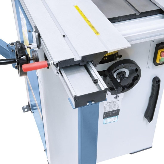 Der großzügig dimensionierte Formattisch läuft leichtgängig auf einer gehärteten Prismenführung.