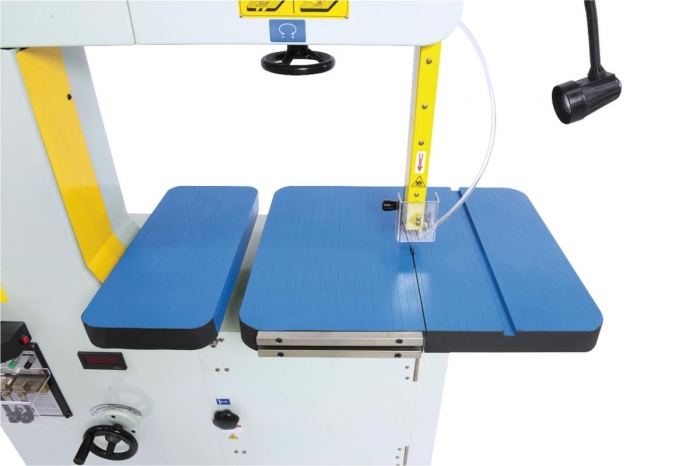 Kugelgelagerte Sägebandführung, einstellbar auf die jeweilige Werkstückhöhe.