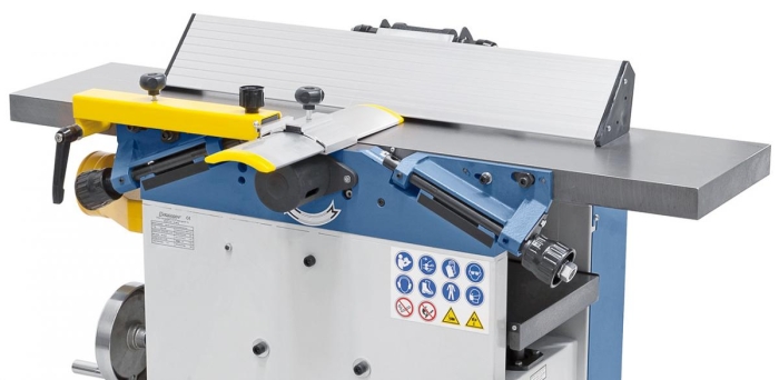 Der massive, bis 45° schrägstellbare Abrichtanschlag mit Prismenführung ist leicht verstellbar 