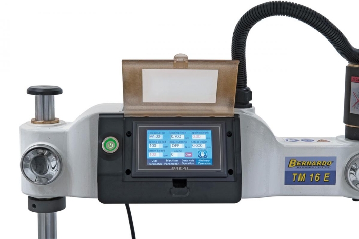 Komfortables Arbeiten: Einstellen der Gewindegröße, Steigung, Drehzahl und Bohrtiefe direkt über den integrierten Touchscreen