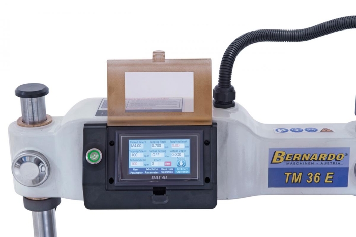 Komfortables Arbeiten: Einstellen der Gewindegröße, Steigung, Drehzahl und Bohrtiefe direkt über den integrierten Touchscreen