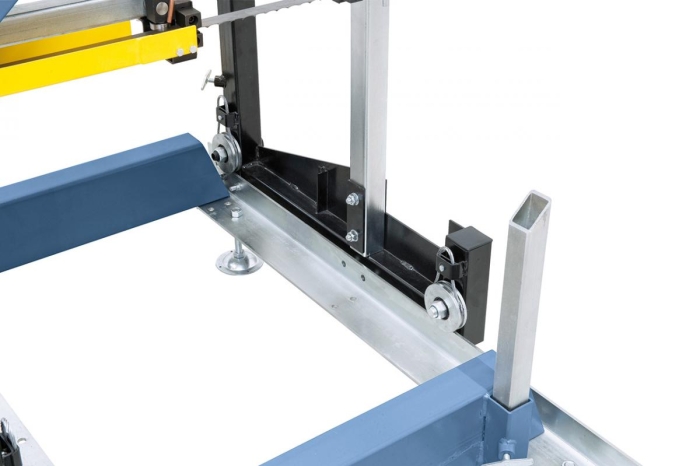 Vier kugelgelagerte Rollen garantieren einen einwandfreien Lauf des Sägeaggregates