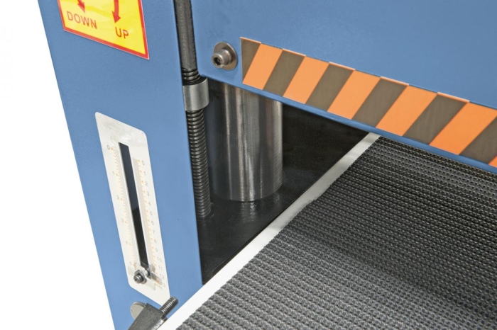 Arbeitstisch wird mittels Handrad und Skala an die Werkstückdicke angepasst.