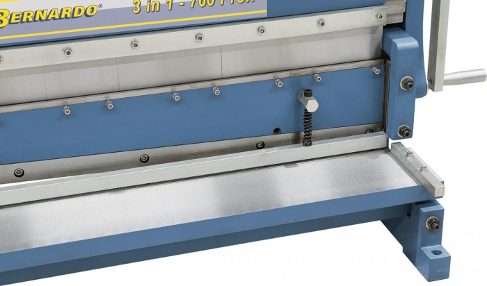 Auflagetisch mit rechtwinkeligem Anschlag auf beiden Seiten.