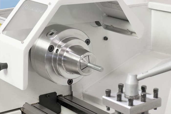 Optional lieferbar: Spannzangenfutter 5C, Spannbereich 3 - 26 mm.