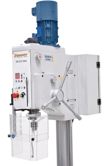 Der Bohrvorschub erfolgt wahlweise per Hand oder mittels Elektromagnetkupplung