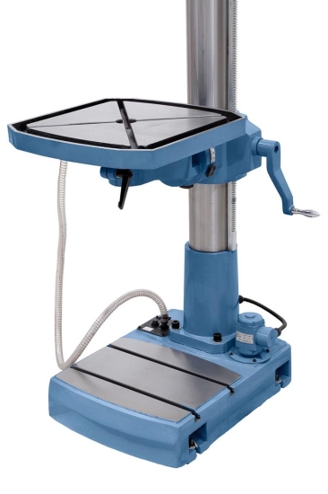 Präzise bearbeiteter Maschinenfuß, serienmäßig mit integrierter Kühlmittelpumpe,Behälterinhalt 7 l,Fördermenge6 l/min.