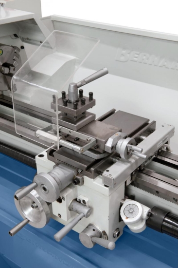 Ergonomisch angebrachter Schalthebel zur Einstellung des Längs- und Quervorschubes.