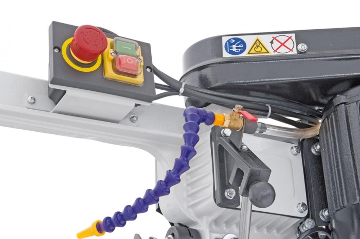 Sicherheitsschalter mit Unterspannungs-auslöser und separatem Not-Halt-Taster.