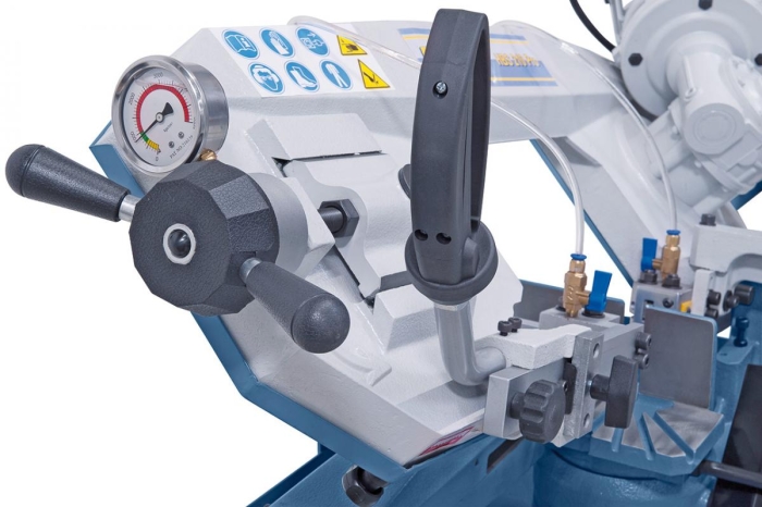 Optimales Einstellen der Sägebandspannung mittels Manometer.