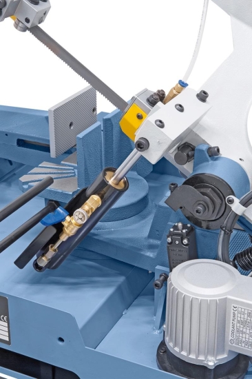 Hydraulikzylinder für stufenloses Absenken des Sägebügels.