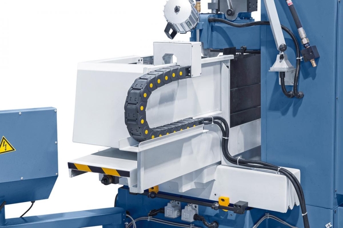 Inklusive Kabelführung über Energiekette.