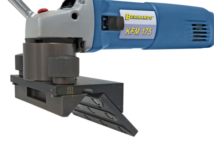 Stufenlose Einstellung der Fasenbreite mittels verstellbarer Anschlagschiene.