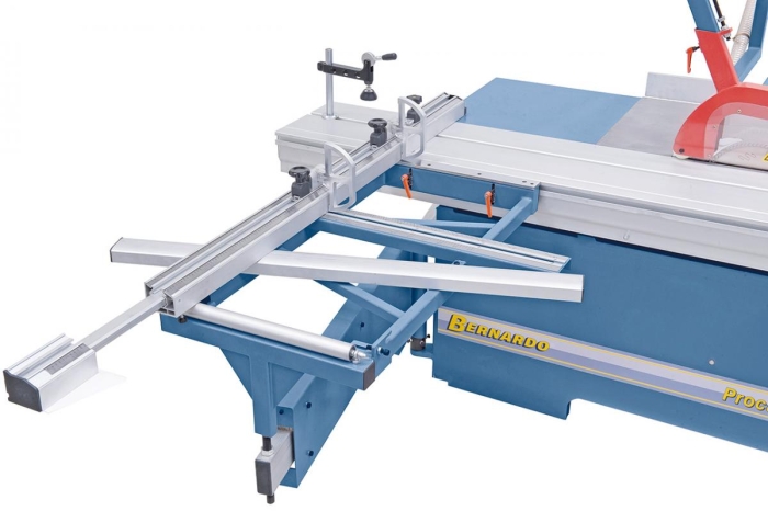 Der über die gesamte Schlittenlänge verschiebbare, massive Auslegertisch kann in jeder Positionabgenommen werden. Der ausziehbare Teleskopanschlag mit 2 massiven Klappanschlägen ist millimetergenau einstellbar.