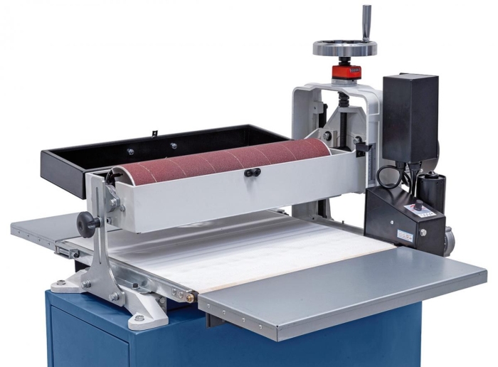 Aufklappbare Absaughaube zum Wechseln des Schleifbandes.