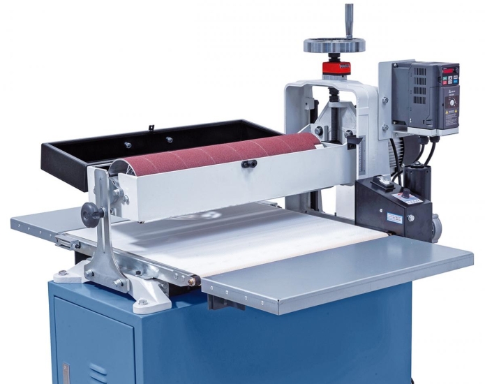 Aufklappbare Absaughaube zum Wechseln des Schleifbandes.