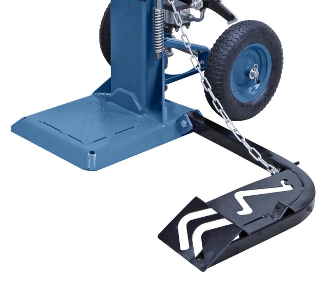 Zum Aufrichten schwerer Stämme serienmäßig mit mechanischem Stammheber ausgestattet.