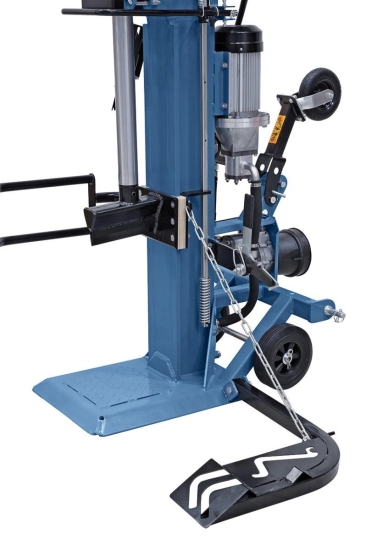 Zum Aufrichten schwerer Stämme serienmäßig mit mechanischem Stammheber ausgestattet.