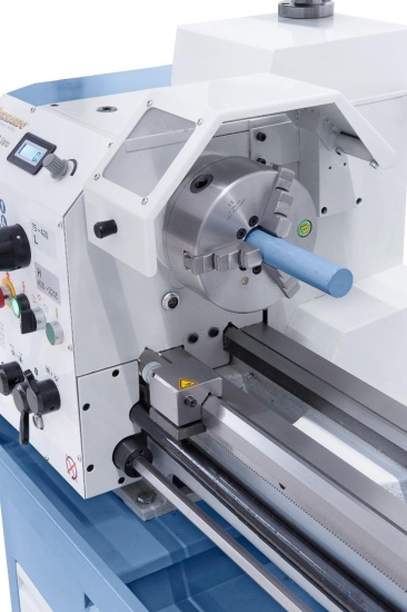 Zum Bearbeiten von großen Wellendurchmessern serienmäßig mit einer 38 mm Spindelbohrung ausgestattet.