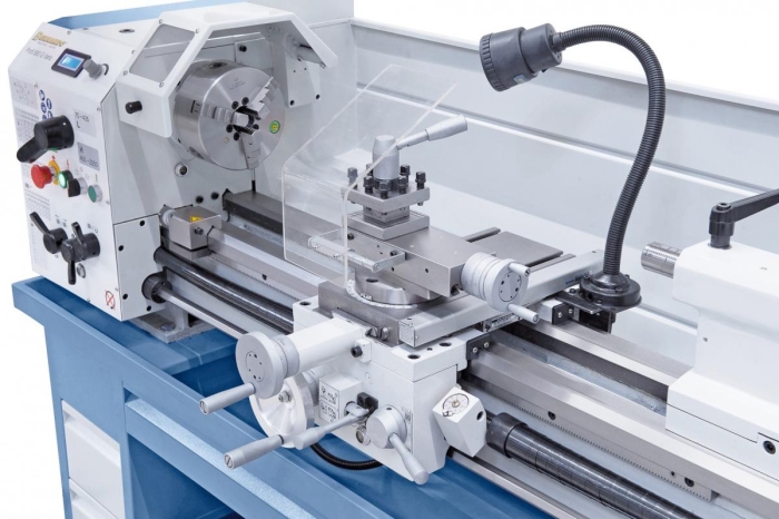 Ergonomisch angebrachte Schalthebel zur Einstellung des Längs- und Quervorschubes.