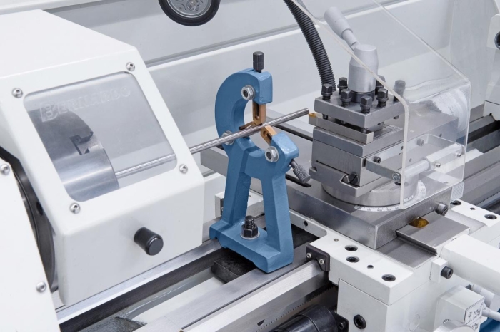 Feststehende Lünette mit Bronzeführung zum Stabilisieren von langen Werkstücken.