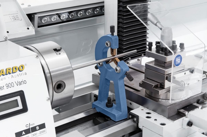 Feststehende Lünette mit Bronzeführung zum Stabilisieren von langen Werkstücken.