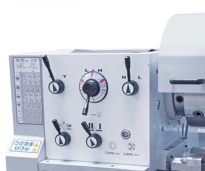 Einfache Bedienung, alle Schalt- und Bedienelemente übersichtlich am Getriebekopf angebracht.