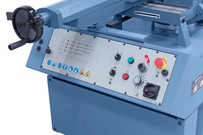 Der übersichtlich aufgebaute Schaltkasten an der Vorderseite der Maschine ermöglicht ein komfortables Arbeiten.