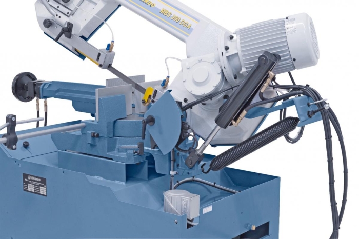 Serienmäßig mit Hydraulik-Absenkzylinder für stufenloses Absenken des Sägebügels und automatischer Endabschaltung nach Materialdurchschnitt.