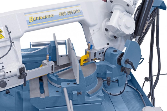 Der Sägeschlitz im Drehteller bewegt sich gleichzeitig mit dem Sägebügel.