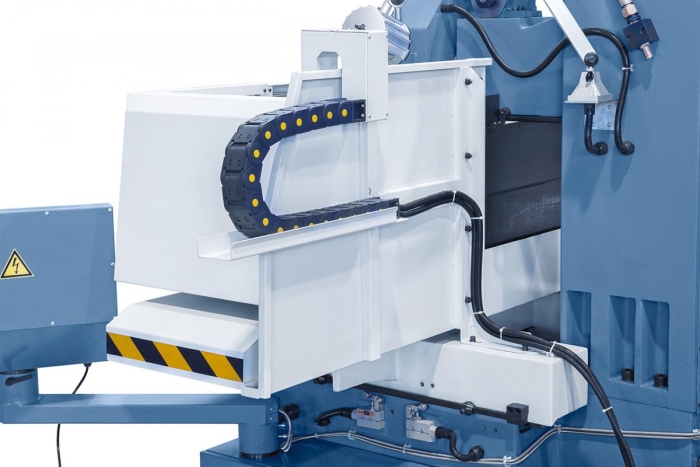 Inklusive Kabelführung über Energiekette.