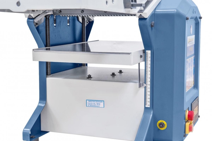 4-fach geführter Dickentisch, die Höheneinstellung erfolgt über eine leicht ablesbare Skala.